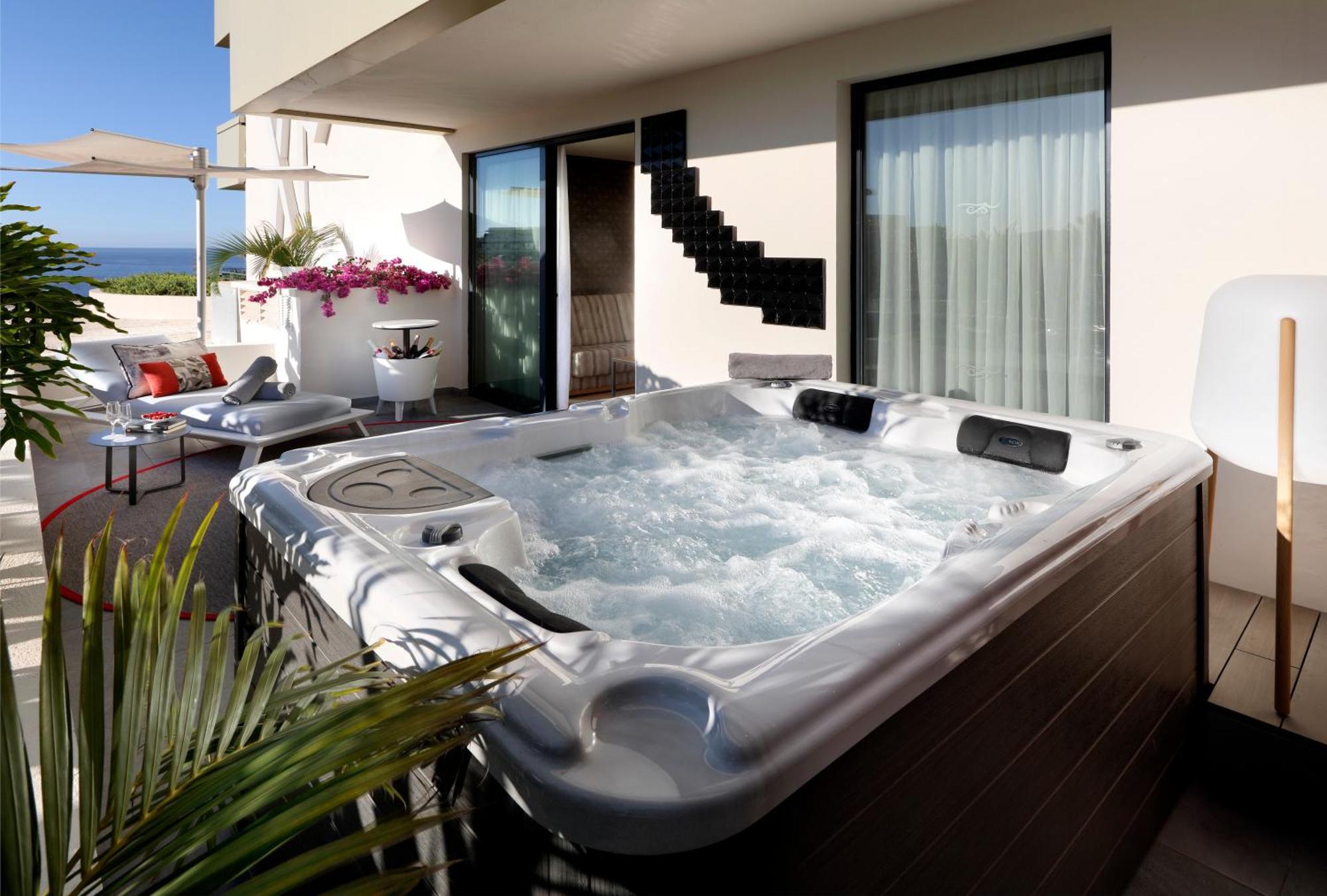 Silver Suite Studio Jetted Tub